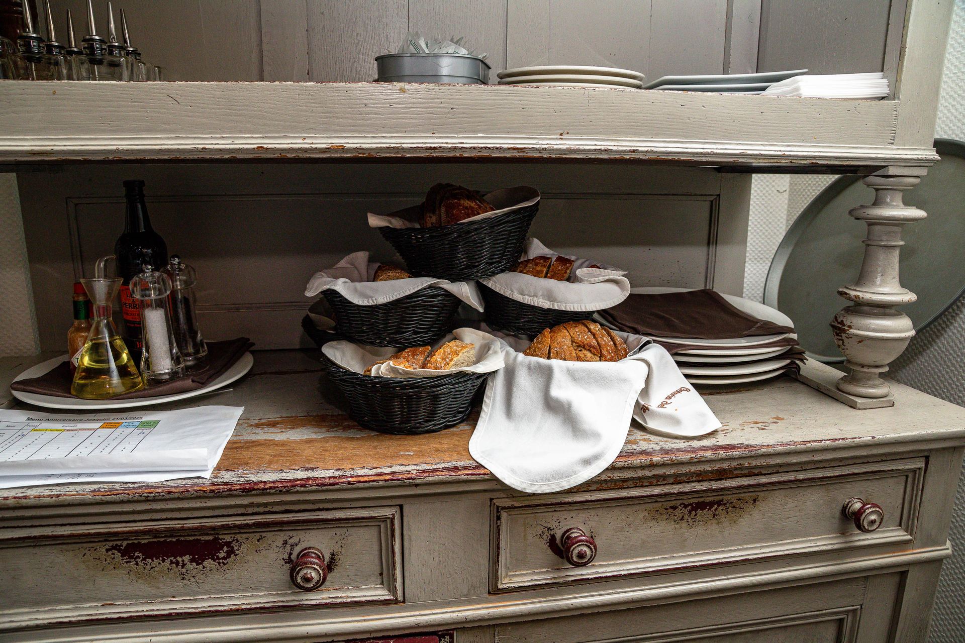 Corbeilles de pain sur un buffet ancien, mise en place du service