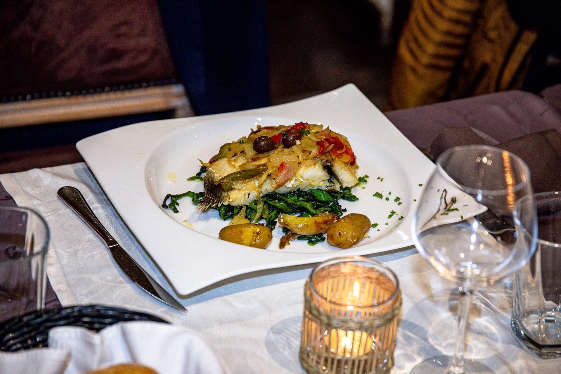 Plat de poisson dressé, légumes verts et pommes de terre grenaille
