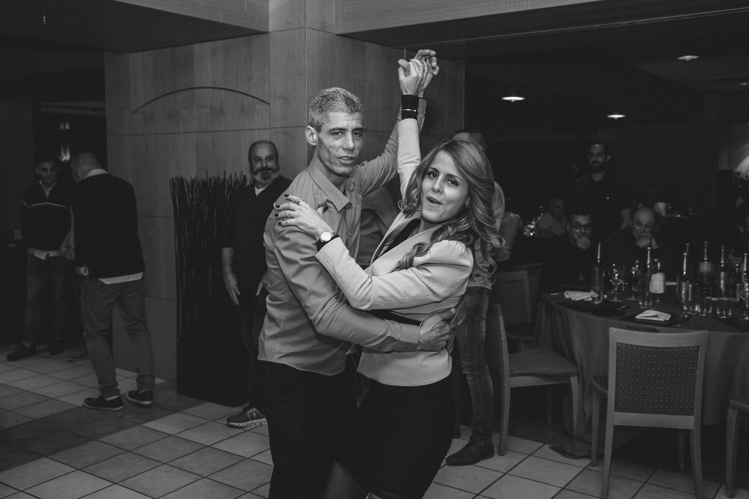 Couple dansant, la danseuse regarde l’objectif