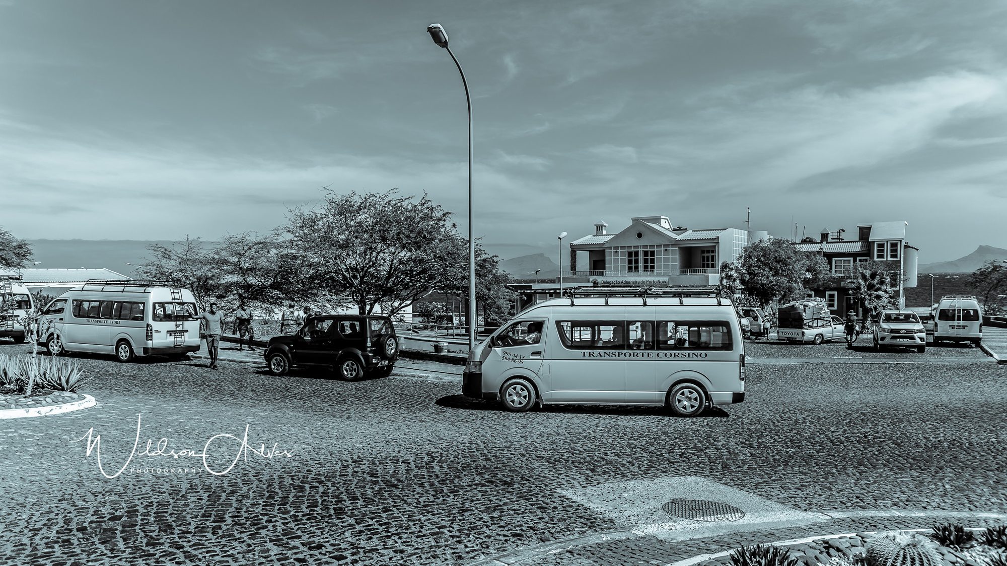 Minibus et véhicules garés sur une place pavée, Santo Antão
