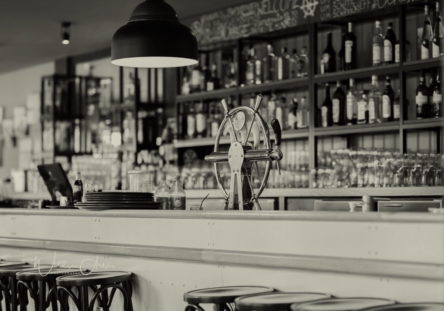 Intérieur de bar en noir et blanc, Remich, Luxembourg