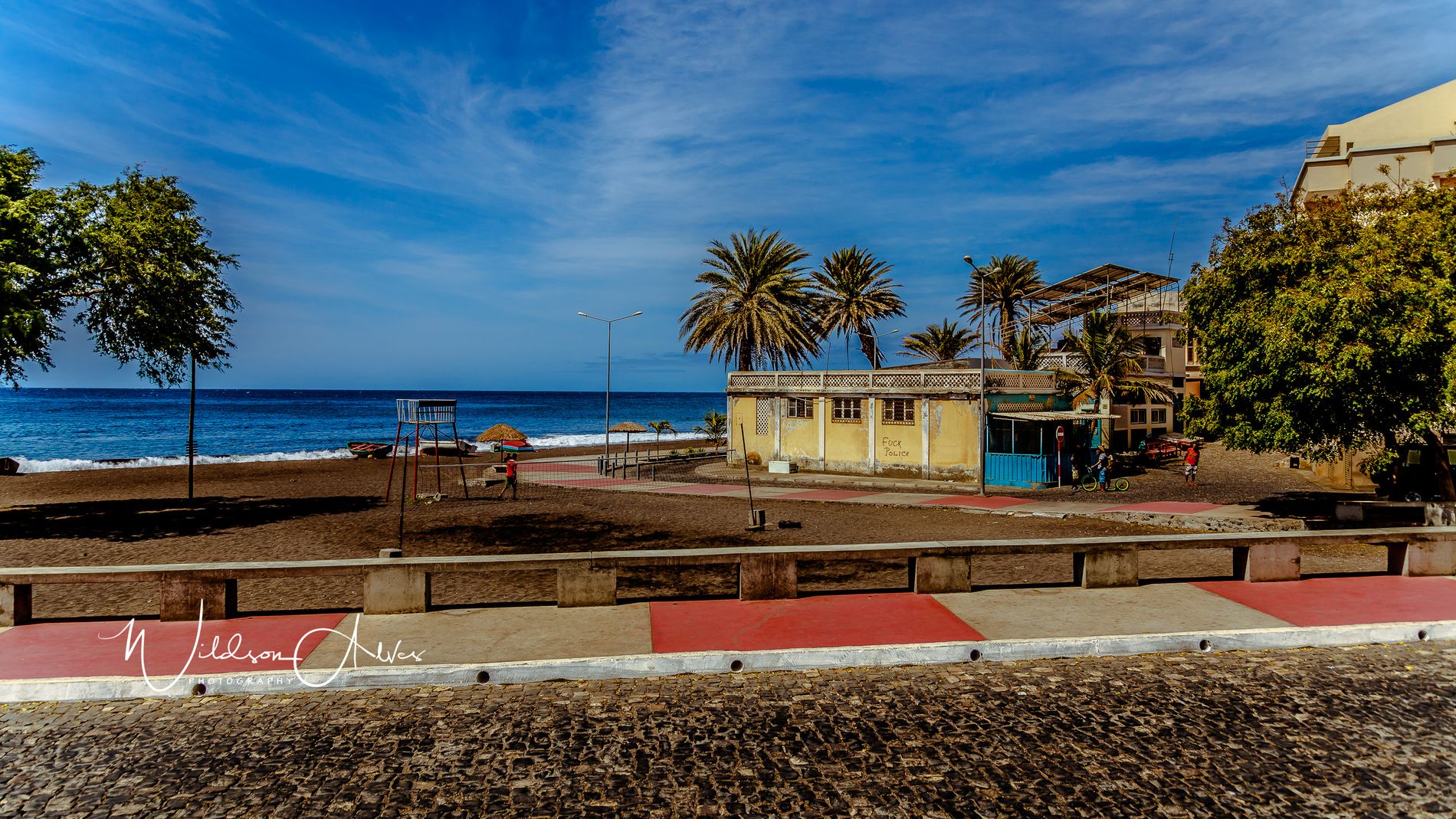 Plage de sable noir et palmiers, Porto Novo