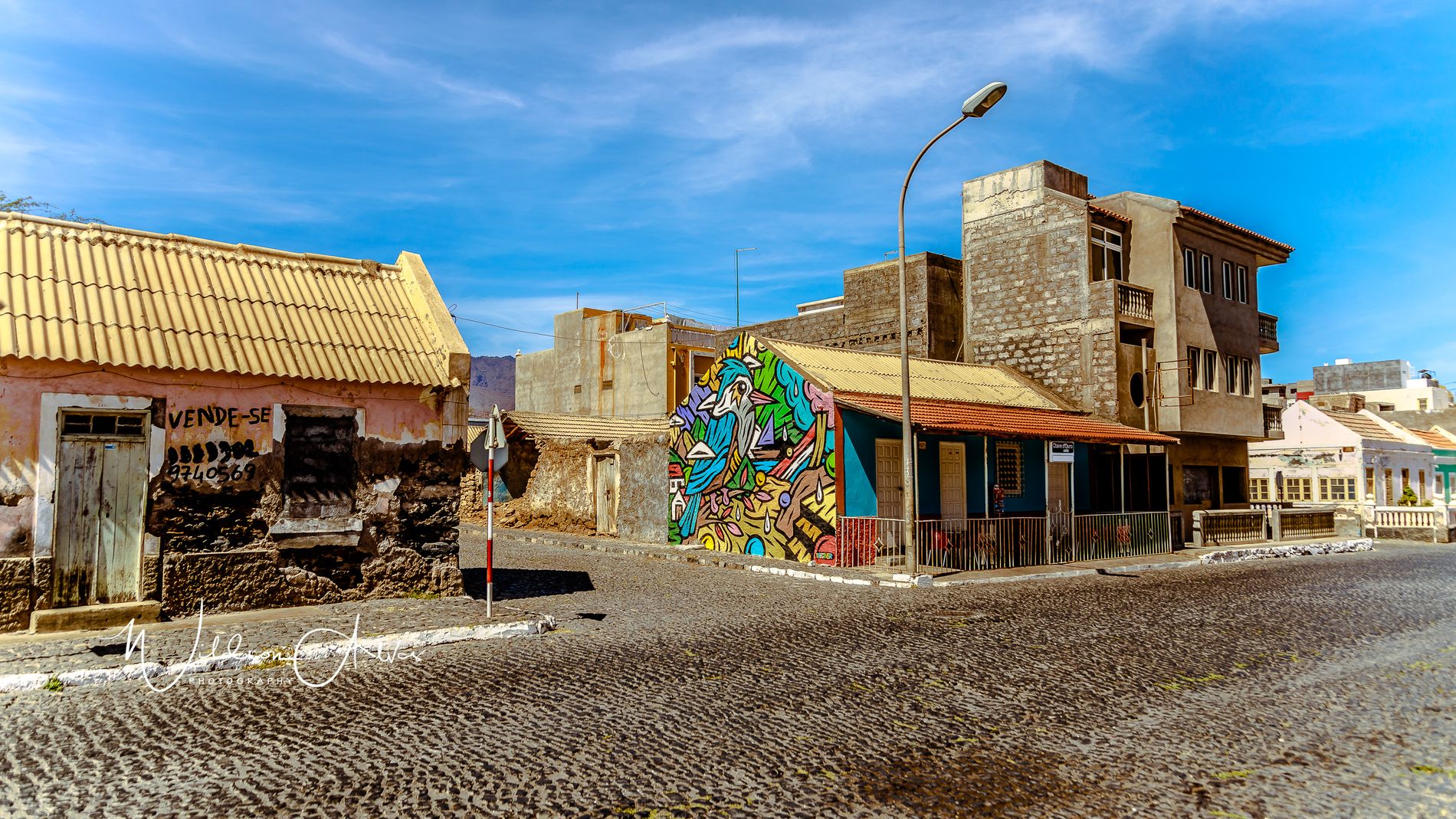 Fresque murale colorée dans une rue de Porto Novo
